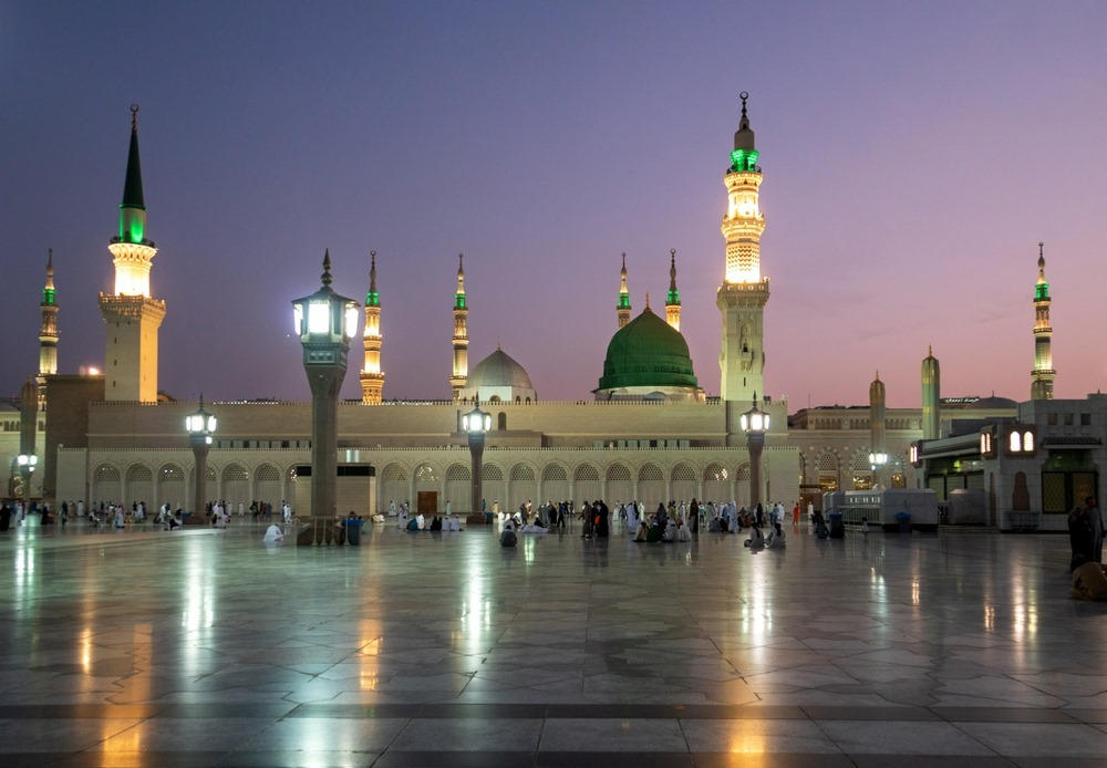ساحة المسجد النبوي الشريف وقت الغروب مع القبة الخضراء والمآذن